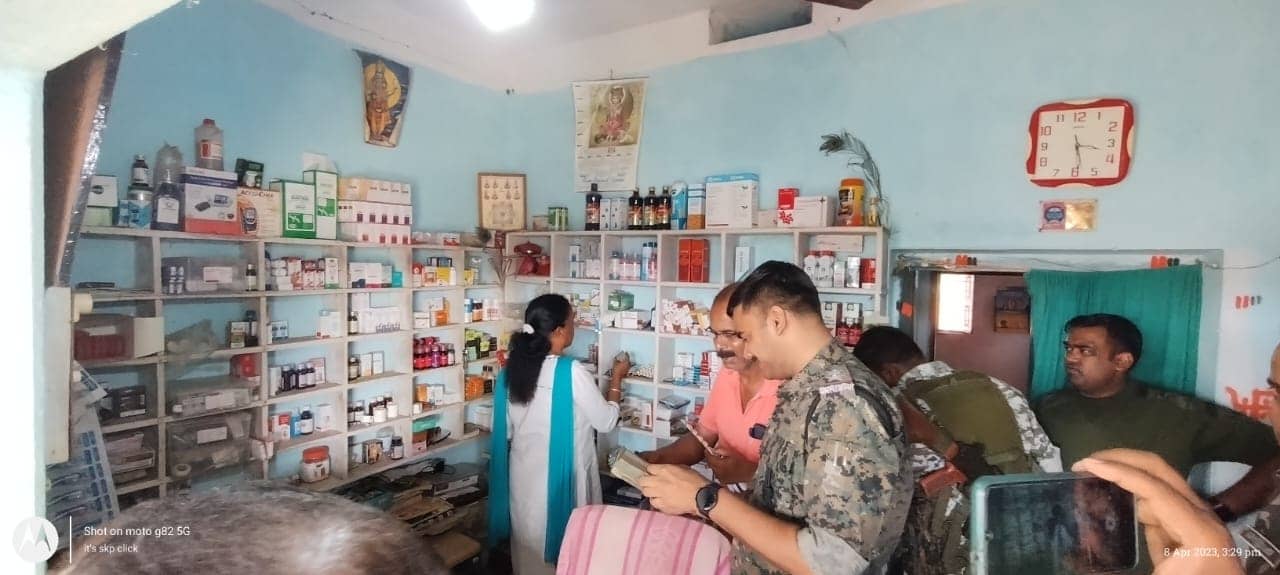 गिरिडीह में अवैध दवा दुकानों और क्लीनिक संचालकों के खिलाफ छापेमारी, दुकानों एवं क्लीनिक को किया गया सील