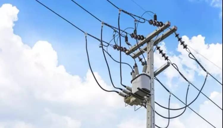 DHANBAD!! चढ़ा था बिजली जोड़ने ,करंट के झटके से झुलसा ,जानिए उसके बाद क्या हुआ 