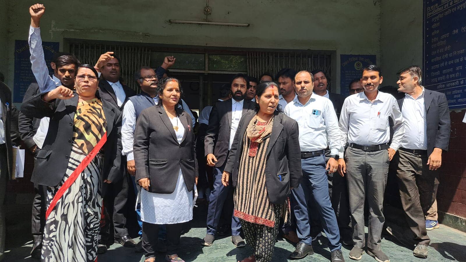 अधिवक्ता को हथकड़ी लगाने के विरोध में जमशेदपुर कोर्ट बंद, अनिश्चितकालीन हड़ताल पर  सभी वकील