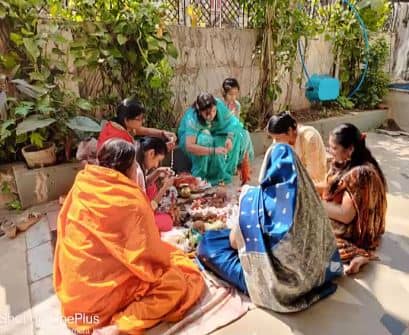 बहने भाई की लंबी आयु के लिए कूट रही हैं गोधन