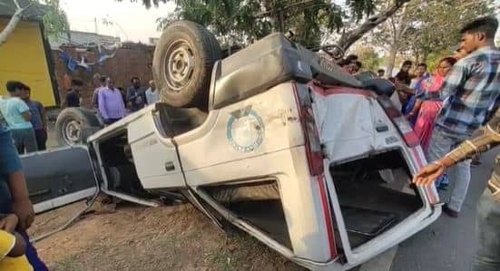 UP ट्रेंड अब झारखंड में! रेप के आरोपी को कोर्ट ले जा रही पुलिस वैन पलटी  