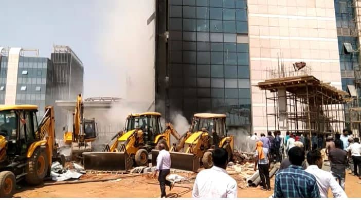 देवघर : AIIMS परिसर में लगी आग, मौके पर नहीं मिला आग बुझाने का उपकरण, बीडीओ नाराज