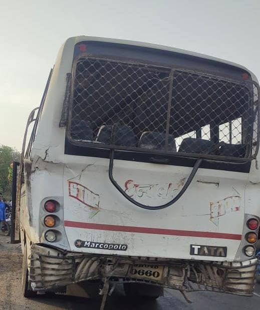 दुमका: हाइवा ने चलती बस को पीछे से मारी टक्कर, एक महिला की मौत