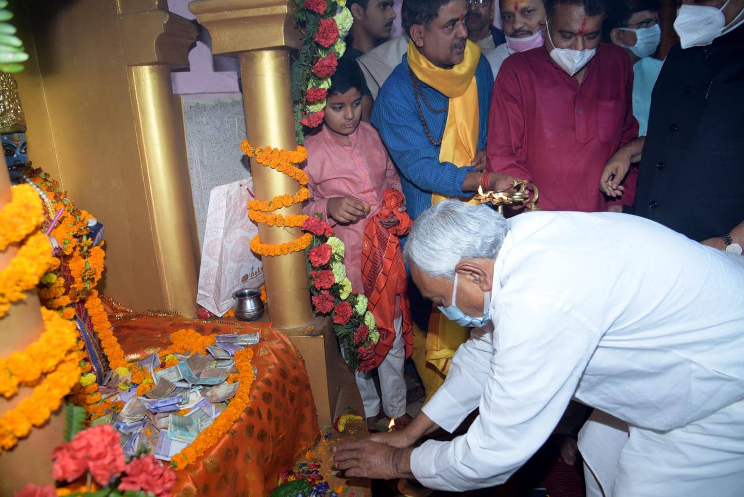 नीतीश कुमार ने की ठाकुरबाड़ी में भगवान चित्रगुप्त की पूजाअर्चना