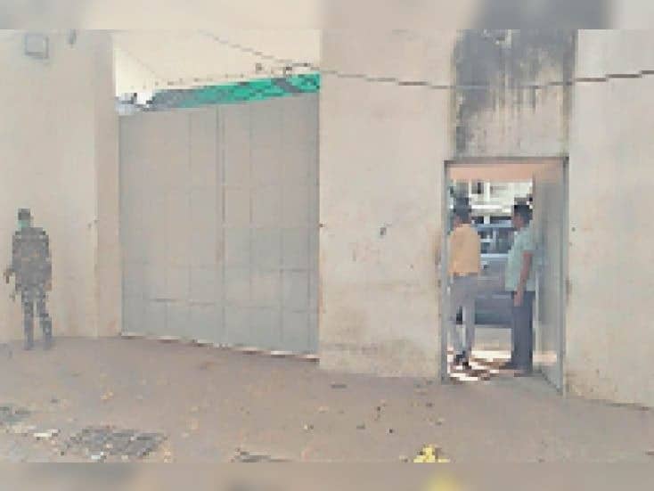 गिरिडीह: अतिवीर समूह के चाईना प्लांट में कोलकाता जीएसटी टीम की छापेमारी, कागजातों को खंगालने में जुटे हैं अधिकारी