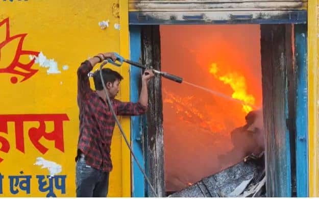 पटना: रिफाइन तेल के गोदाम में लगी भीषण आग, मची अफरा-तफरी