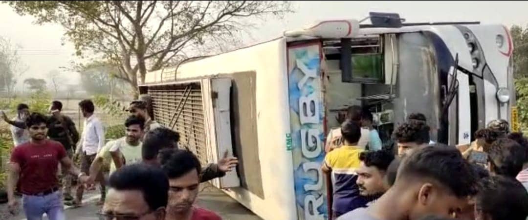 पाकुड़ में टायर फटने से बस पलटी, कई यात्री घायल, जानिए कहां पर हुआ हादसा