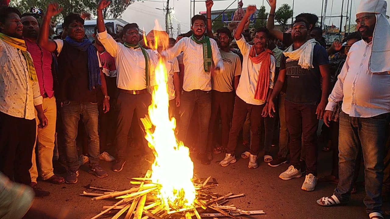 दुमका: नियोजन नीति के विरोध में निकाला गया मशाल जुलूस, छात्रों ने कहा- मांग पूरी नहीं हुई तो पूरे राज्य में की जाएगी आर्थिक नाकेबंदी
