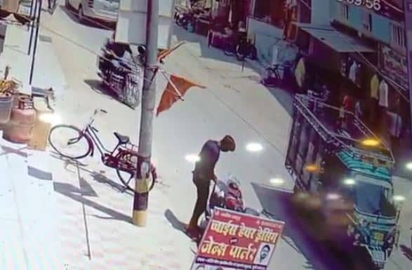 बाइक की डिक्की तोड़ डेढ़ लाख का सोना लेकर भागे चोर, घटना CCTV में कैद, देखिए वीडियो