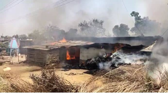 देवघर: मोहनपुर के तीन अलग- अलग स्थानों पर आगलगी की घटना, लाखों का नुकसान   