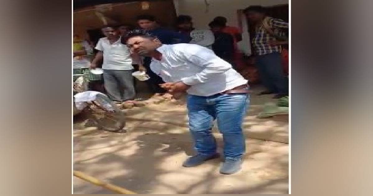 आरा: बीच सड़क मुखिया ने आवास सहायक की जमकर की पिटाई, वजह जान रह जाएंगे हैरान