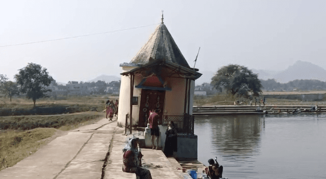 छठ घाट की सफाई में जिला प्रशासन के साथ आम लोग भी जुटे