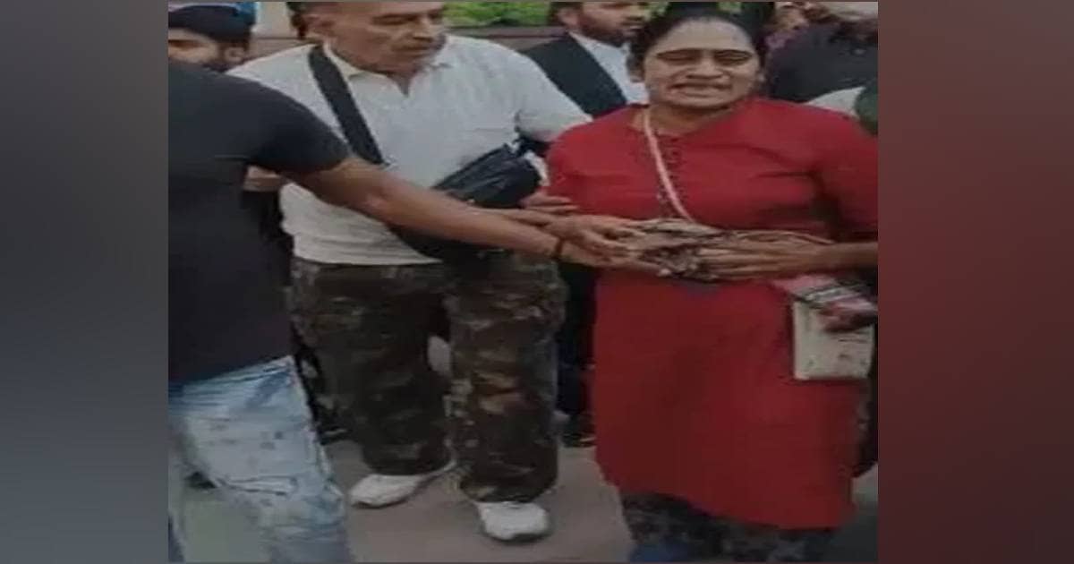 दिल्ली के साकेत कोर्ट परिसर में गोलीबारी, एक महिला समेत दो लोग घायल, जानिए क्या है मामला