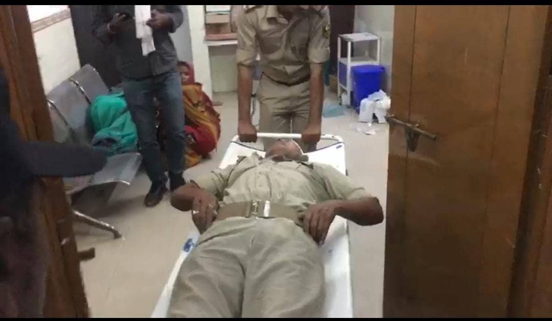 नहीं शम रहा शराब माफिया का तांडव, छापेमारी करने गई पुलिस टीम पर हमला, एक जवान घायल