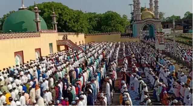 बिहारशरीफ में शांति पूर्वक अदा की गई ईद की नमाज, पुलिस प्रशासन भी पूरी तरह से अलर्ट