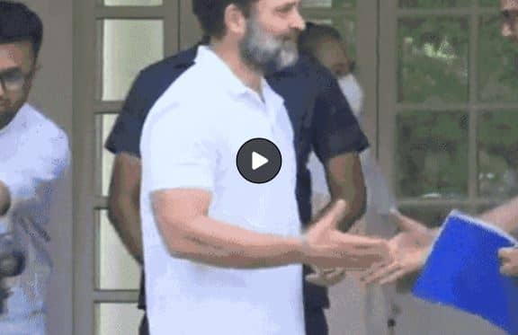 लोकसभा सचिवालय के स्टाफ से मिलाया हाथ, सौंपा बंगले की चाबी, कुछ इस तरह एक ही झटके में बेघर हुए राहुल गांधी