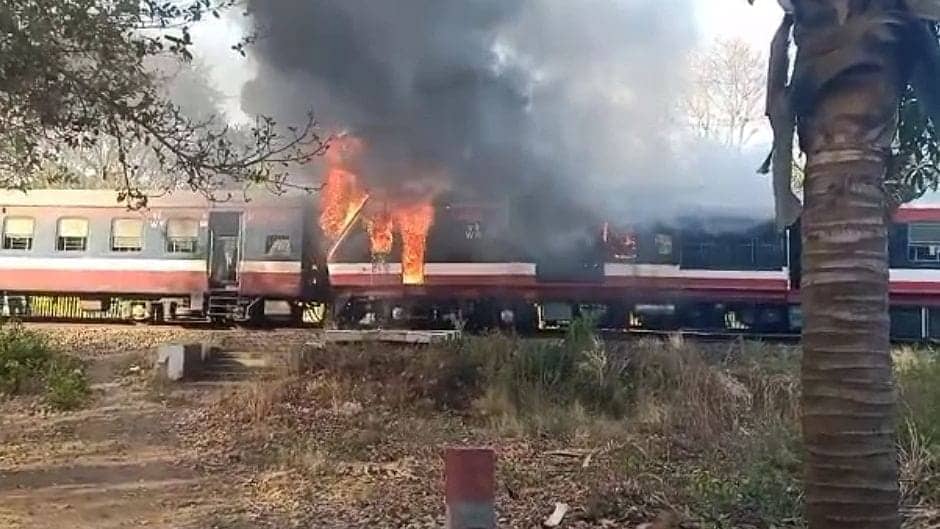 रतलाम के समीप डेमू ट्रेन में लगी आग, किसी तरह बची यात्रियों की जान