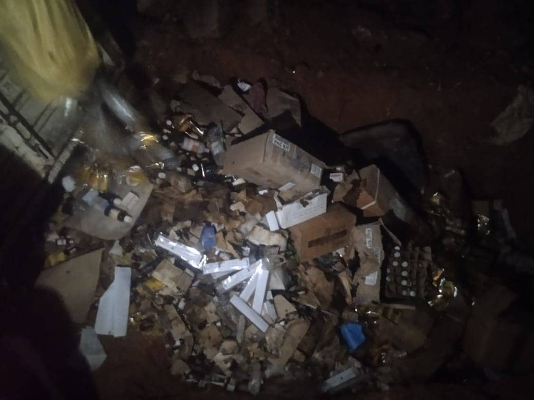 दुमका: आखिरकार कब्र से निकाल कर दवाई को मिली स्टोर में जगह, सिविल सर्जन का बयान, मानवीय भूल से फेंकी गई थी दवाईयां