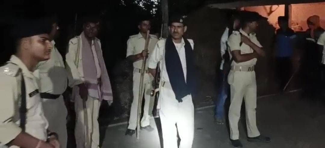 उत्पाद विभाग और ग्रामीणों के बीच झड़प, फायरिंग और पत्थरबाजी में 24 से अधिक लोग घायल, जोरदार हंगामा