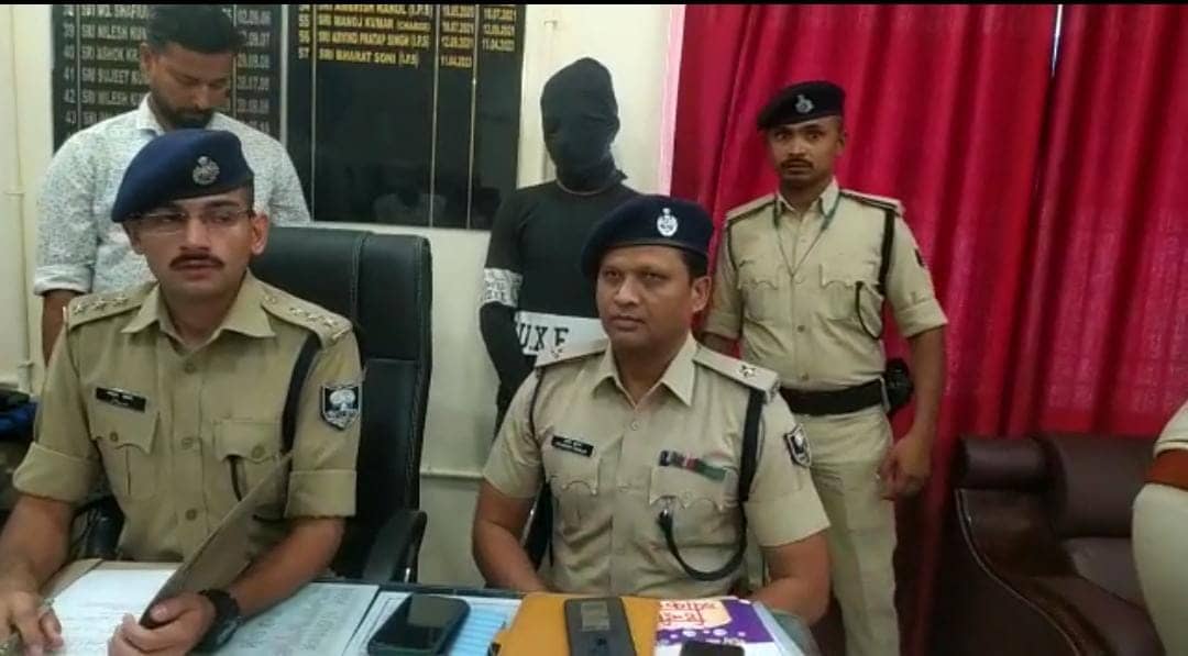 पुलिस के हत्थे चढ़ा कुख्यात साइबर ठग, कैश के साथ सिमकार्ड और मोबाईल भी बरामद
