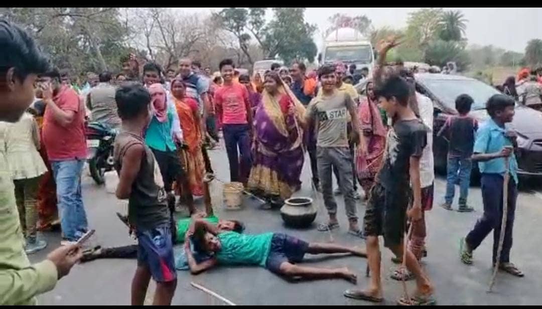 BANKA- पानी की किल्लत से लोग त्राहिमाम, प्यासे ग्रामीणों का सड़क पर प्रदर्शन