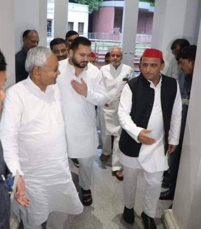 अखिलेश यादव से मिले बिहार के मुख्यमंत्री नीतीश कुमार, कहा एक साथ मिलकर लड़ेंगे आने वाला चुनाव