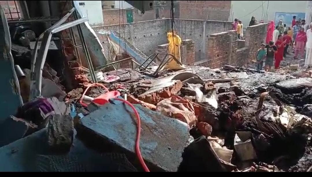 नवादा में बम ब्लास्ट, धमाकों से दहला इलाका, लाखों का नुकसान