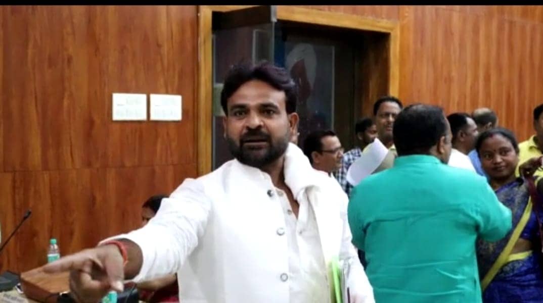 धनबाद जिला परिषद बोर्ड की बैठक -हंगामा, नारेबाजी के सिवा हुआ कुछ भी नहीं 