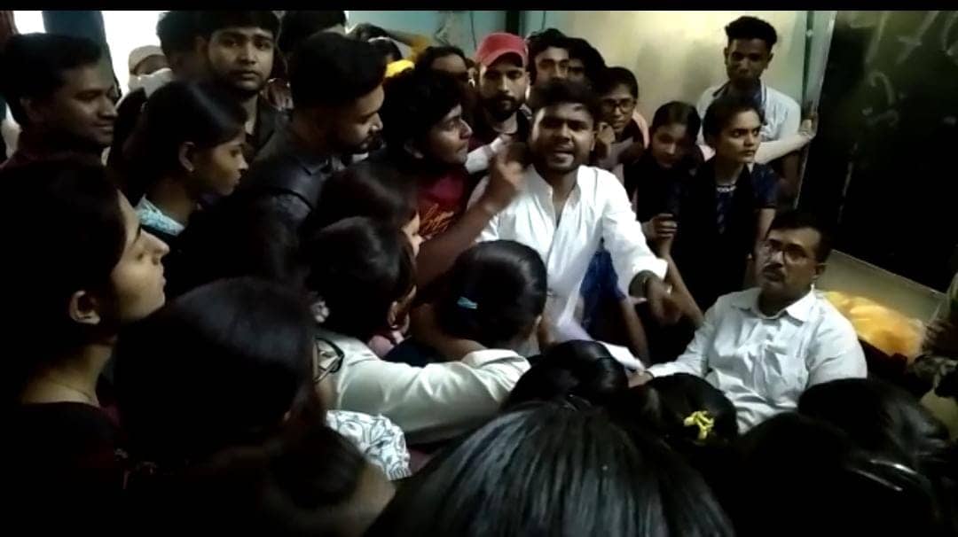 दीक्षांत समारोह: 1400 से देकर भी नहीं मिला पगड़ी और अंगवस्त्र, भूखे प्यासे लाइन में लगने से छात्रों का फूटा गुस्सा, जानिए फिर क्या हुआ