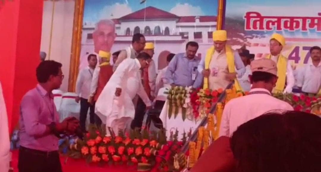 कुर्सी प्रेम में विधायकजी की हुई फजीहत, मंच पर अपनी कुर्सी लगाकर जबरन बैठे, प्रोटोकॉल का किया उल्लंघन   