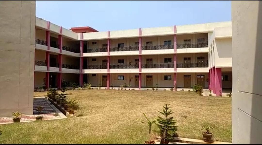 विश्वविद्यालय का आलीशान भवन बना ‘शो पीस’, डिग्री कॉलेज में बैठने के लिए बेंच डेस्क तक नहीं, शिक्षकों की कमी गंभीर समस्या