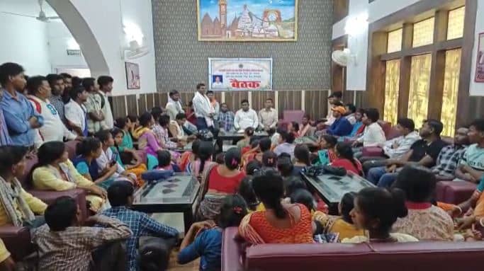 दुमका में ओलचिकी लीपि को लेकर छिड़ा विवाद, समर्थक और विरोधी आमने सामने 