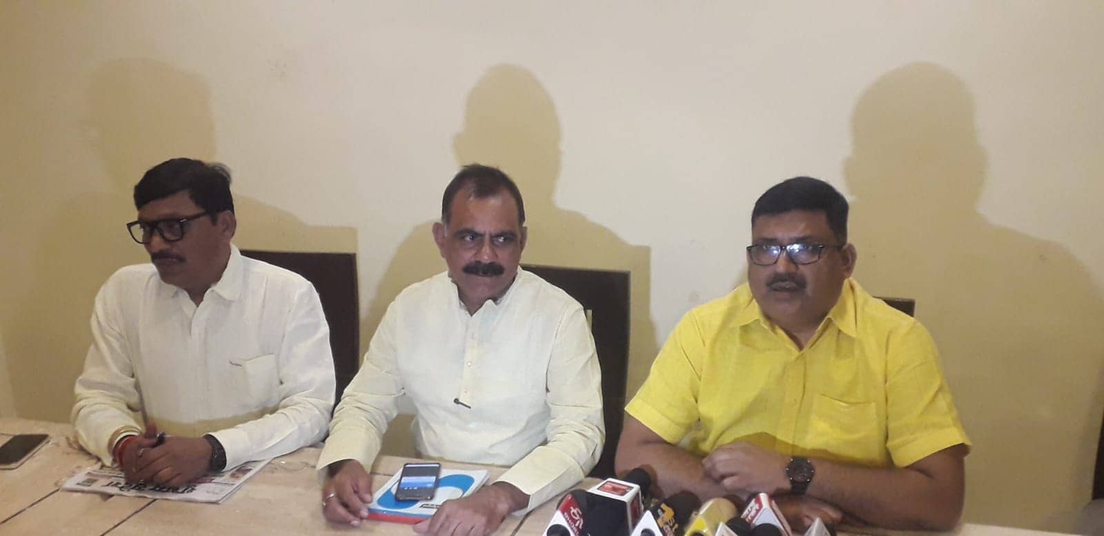 राज्य में निजी संस्थान में हो रही लूट, फर्जी होर्डिंग के जरिए छात्रों को किया जा रहा आकर्षित