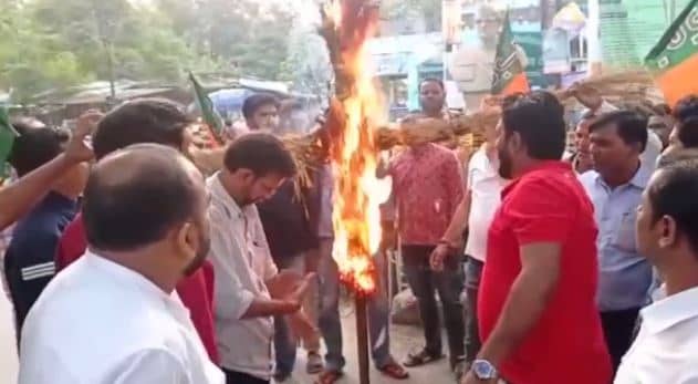 भाजपा युवा मोर्चा के कार्यकर्ताओं ने पेट्रोल और डीजल के दामों को लेकर हेमनत सोरेन का फूंका पुतला