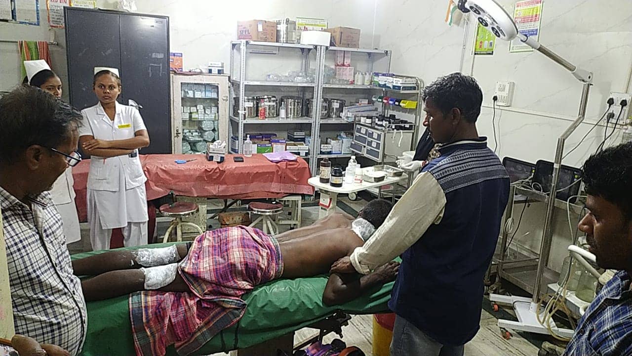 दुमका: मातम में बदली खुशियां, हाईटेंशन तार की चपेट में आये 3 बाराती झुलसे