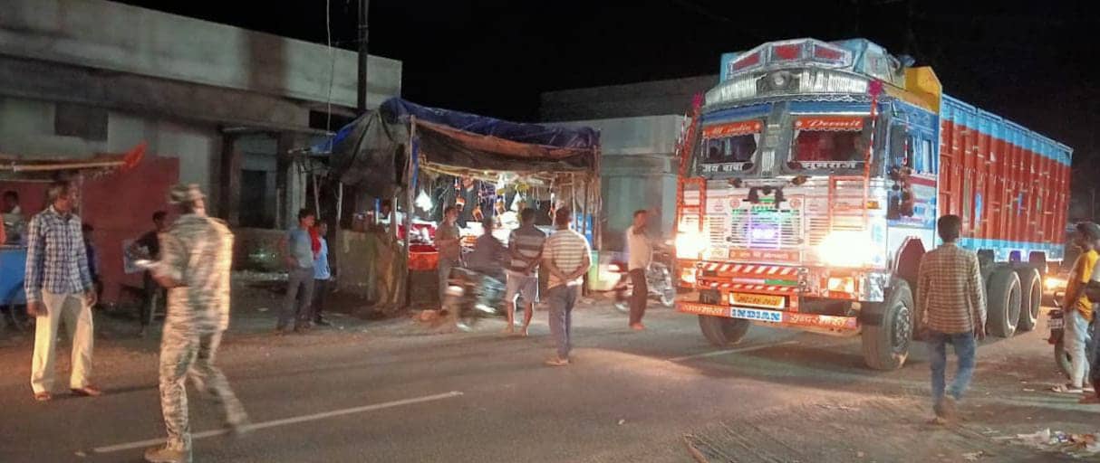 बांस लदे ट्रैक्टर ने पिकअप वैन ने मारी टक्कर, चालक और सह चालक गंभीर रूप से घायल