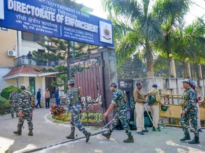 ED Action:  कोलकाता के एडिशनल रजिस्ट्रार ऑफ एश्योरेंस त्रिदीप मिश्रा पहुंचे ED ऑफिस, सेना की जमीन खरीद-फरोख्त मामले में होगी पूछताछ 