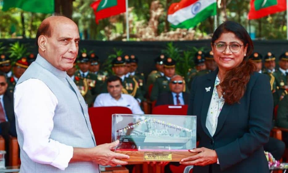 राजनाथ सिंह ने मालदीव के राष्ट्रीय रक्षा बलों को सौंपे 2 आक्रमण जहाज, 'मेड इन इंडिया' प्लेटफार्मों को सौंपने का किया वादा