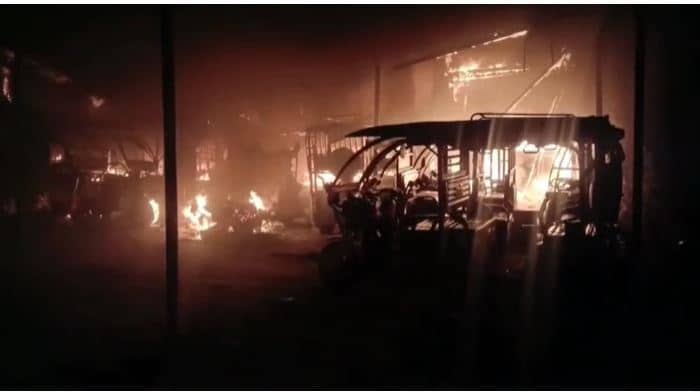 पटना सिटी के गैरेज में लगी भीषण आग, 20 गाड़ियां जलकर राख 