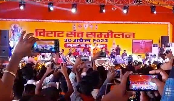 आरा : पवन सिंह के प्रोग्राम में हुआ लाठीचार्ज, कई समर्थकों को लगी चोट