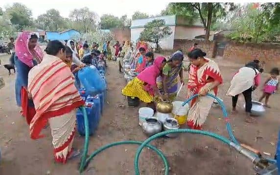 जमशेदपुर: छोटे इलाकों में पानी के लिए मचा हाहाकार, जल पुरुष बना लोगों का मसीहा, जानिए कौन है जल पुरुष