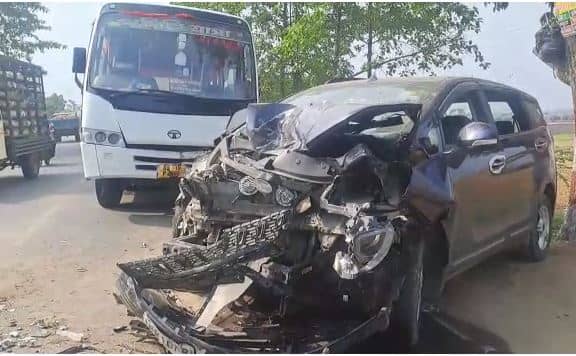 भागलपुर: बस और कार में जोरदार टक्कर, कार के उड़े परखच्चे, आधा दर्जन लोग घायल