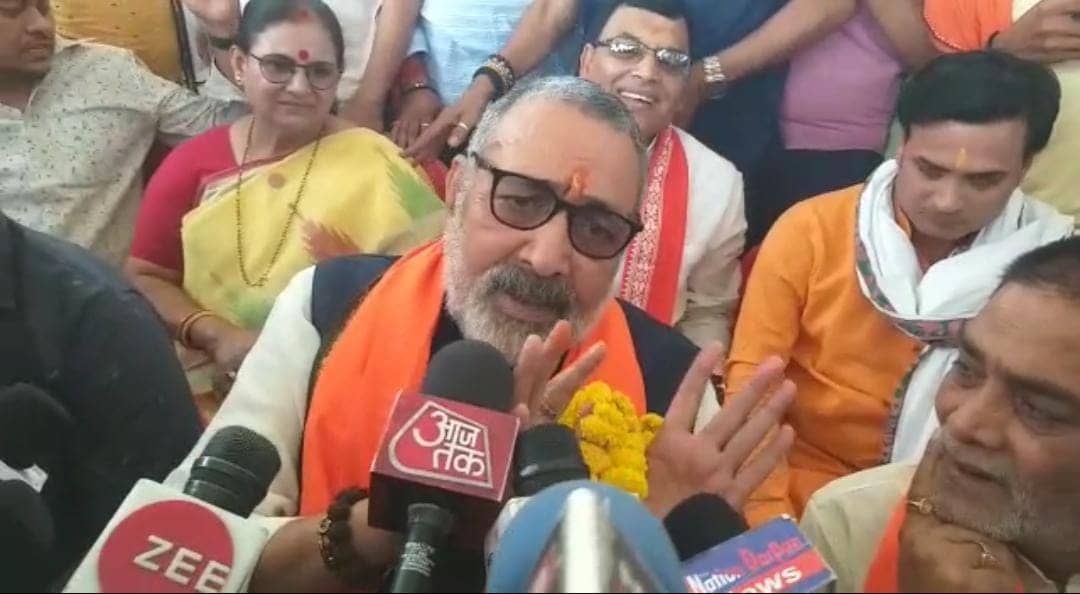 “अरे भाई थोड़ी दूरी बनाकर रखिए, प्रयागराज में कांड हो चुका है”, जानें पत्रकारों को गिरिराज ने ऐसा क्यों कहा