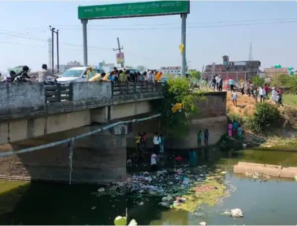 सासाराम :  जब गंदे नाले में बहने लगा नोटों का बंडल, जान जोखिम में डाल कूदे लोग, लूट की मची होड़