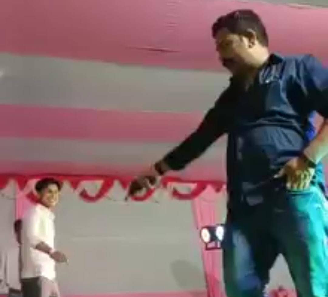 बिहार: दबंग ने कराया तमंचे पे डिस्को, FIR दर्ज, आप भी देखिये ये वायरल वीडियो