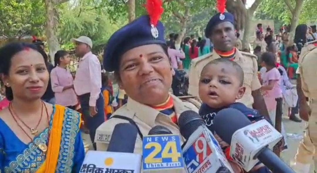 50 साल की दादी बनी पुलिस, पहली बार वर्दी पहन पोते के साथ निकली तो लोग रह गये हैरान, आप भी देखिये