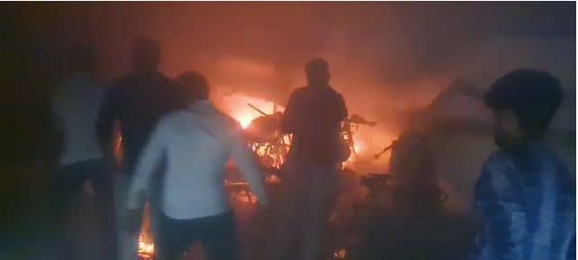 जमशेदपुर के एक अपार्टमेंट में अचानक लगी आग, चारों तरफ अफरा-तफरी का माहौल