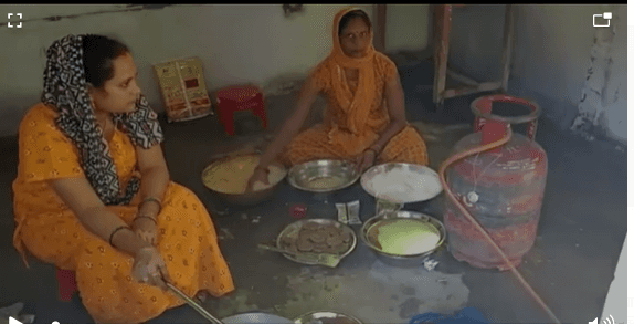 दुमका में घर-घर से आ रही सोंधी खुशबू, पवित्रता और सहयोग के साथ तैयार हो रहा महाप्रसाद ठेकुआ