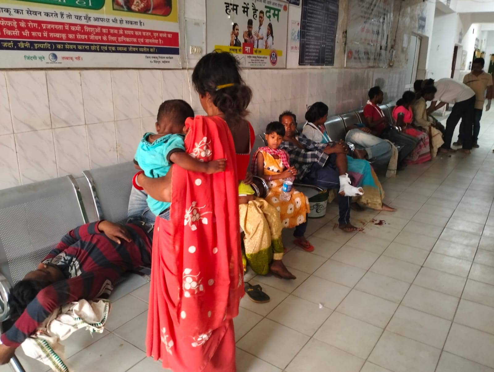 चाईबासा: कहीं बस और टेंकर में सीधे टक्कर तो कहीं छोटा हाथी पलटी, दोनों हादसे में 35 यात्री घायल, तीन मौत