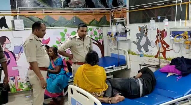 देवघर: आपसी दुश्मनी में युवक का काटा हाथ, गंभीर हालत में अस्पताल में चल रहा इलाज